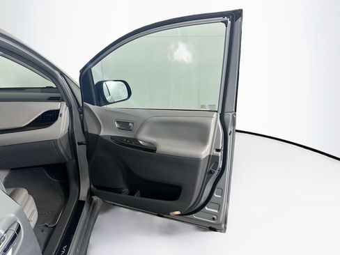 Used 2020 Toyota Sienna XLE Premium FWD image 34