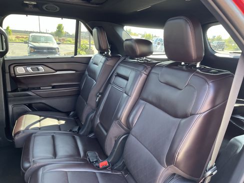 Certified 2025 Ford Explorer Platinum AWD/4WD image 12