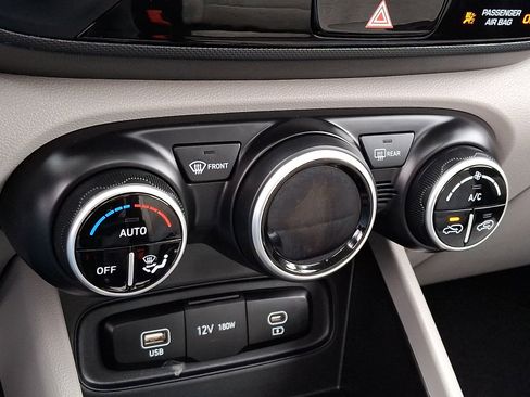 Used 2025 Hyundai Venue SEL FWD image 18