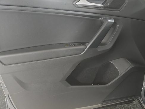 Used 2021 Volkswagen Tiguan SE w/ Panoramic Sunroof Package FWD image 22