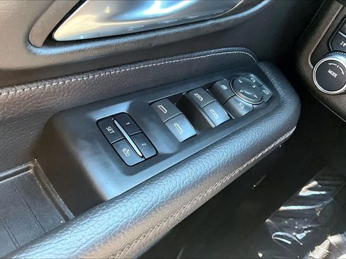 Used 2023 GMC Yukon XL Denali AWD/4WD image 37