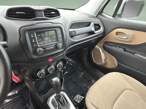 Used 2015 Jeep Renegade Latitude FWD image 24