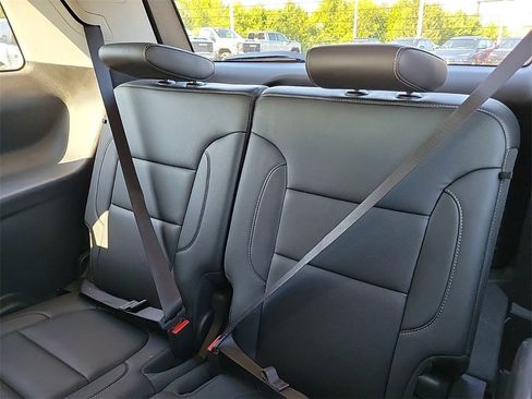 Used 2023 GMC Acadia SLT image 11