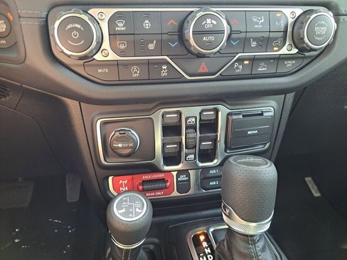 New 2025 Jeep Gladiator Mojave image 17