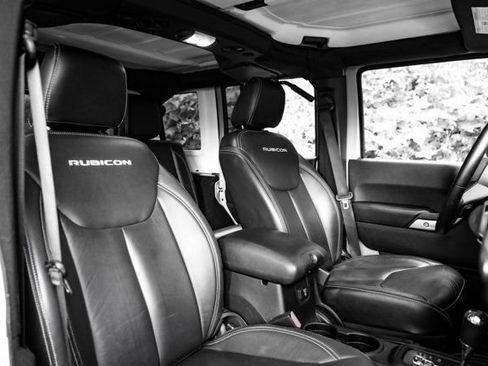 Used 2016 Jeep Wrangler Unlimited Rubicon w/ Connectivity Group AWD/4WD image 26