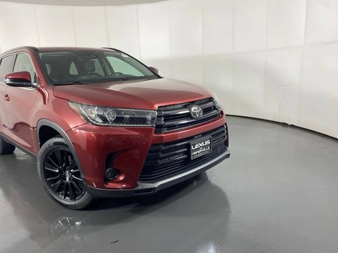 Used 2019 Toyota Highlander SE AWD/4WD image 3