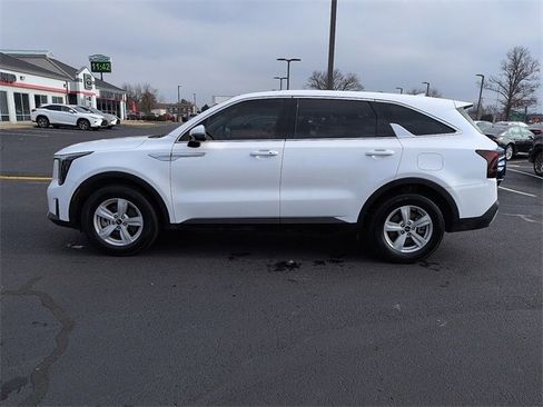 Used 2024 Kia Sorento LX image 4