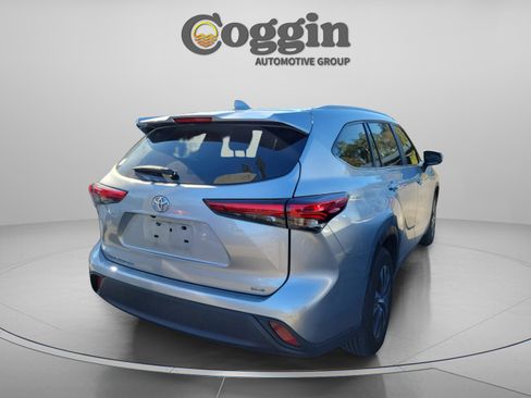 Used 2023 Toyota Highlander XLE image 4