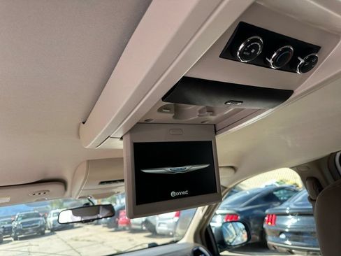 Used 2016 Chrysler Town & Country Touring FWD image 17