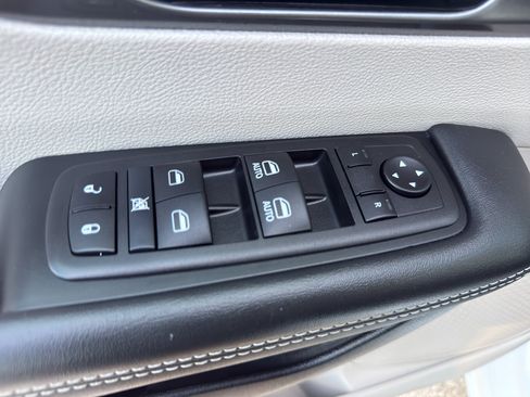 Used 2024 Chrysler Pacifica Touring-L FWD image 11