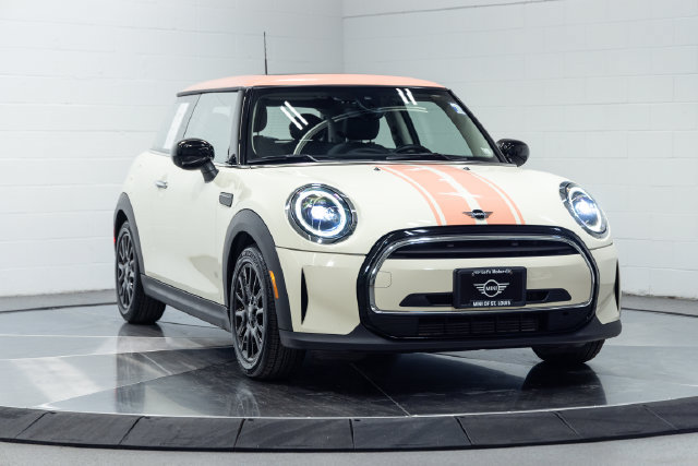 Used 2022 MINI Cooper 2-Door Hardtop FWD image 4