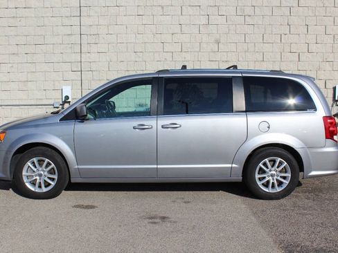 Used 2018 Dodge Grand Caravan SXT image 2