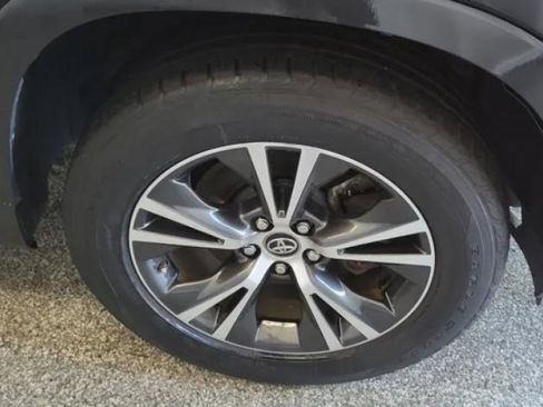Used 2019 Toyota Highlander LE FWD image 6