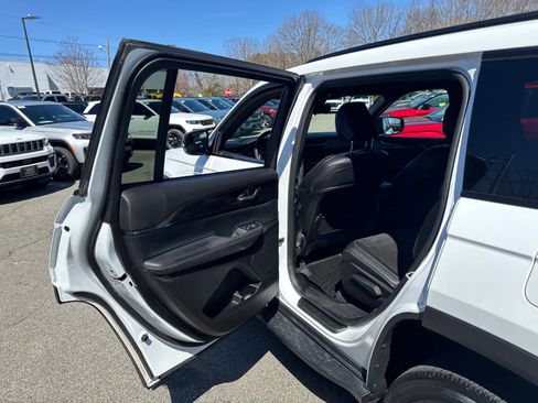 Used 2023 Jeep Grand Cherokee L Laredo AWD/4WD image 27