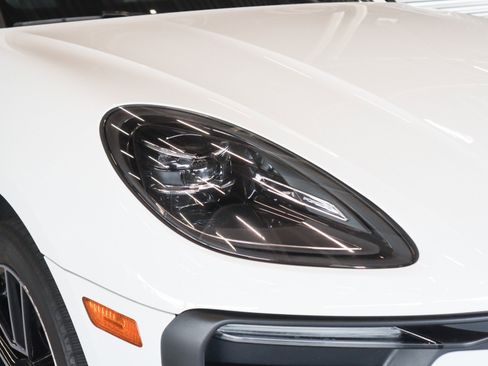 Certified 2024 Porsche Macan image 27