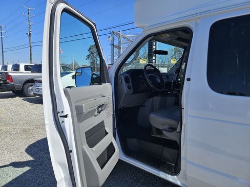 Used 2014 Ford E-350 and Econoline 350 Extended Super Duty w/ Power Group image 9