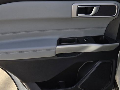 Used 2022 Ford Explorer XLT w/ Equipment Group 202A image 11