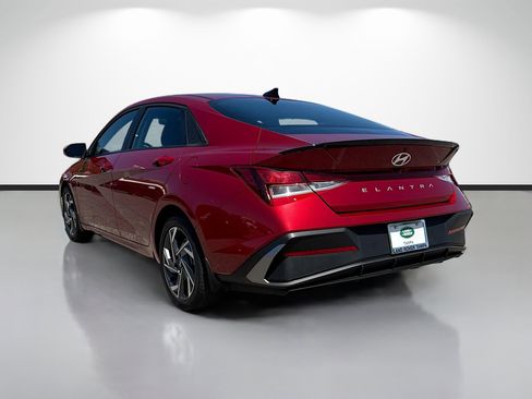 Used 2025 Hyundai Elantra Sport image 3