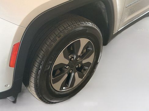 Used 2023 Jeep Grand Cherokee 4WD 4xe w/ Luxury Tech Group II image 11