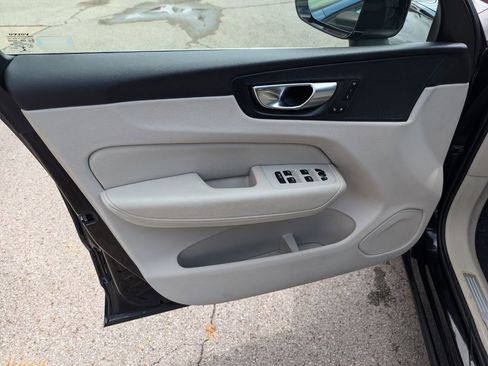 Used 2018 Volvo XC60 T5 Momentum w/ Convenience Package image 11