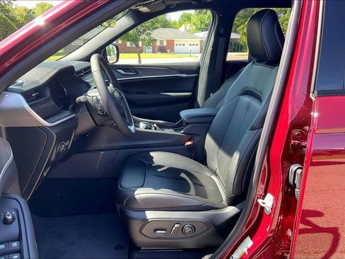New 2026 Jeep Grand Cherokee L Limited w/ Limited Altitude Package AWD/4WD image 9