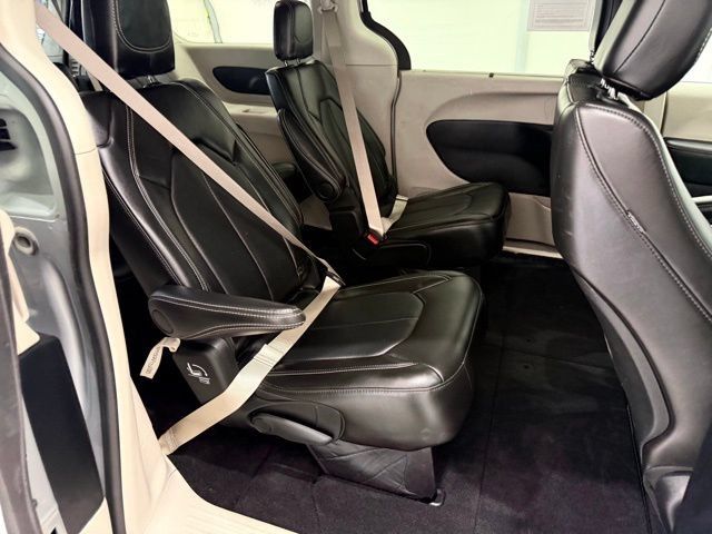 Used 2024 Chrysler Pacifica Touring-L AWD/4WD image 28