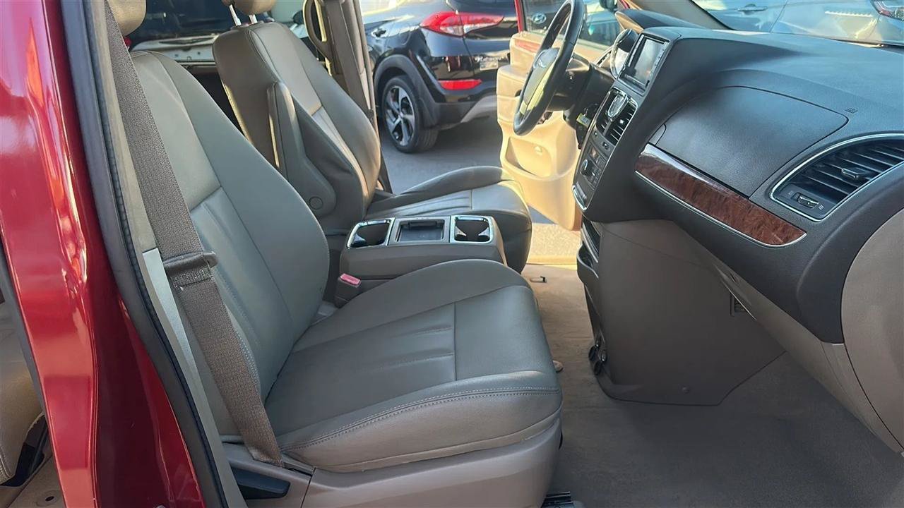 Used 2016 Chrysler Town & Country Touring FWD image 27