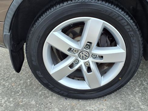 Used 2012 Volkswagen Touareg Sport image 26