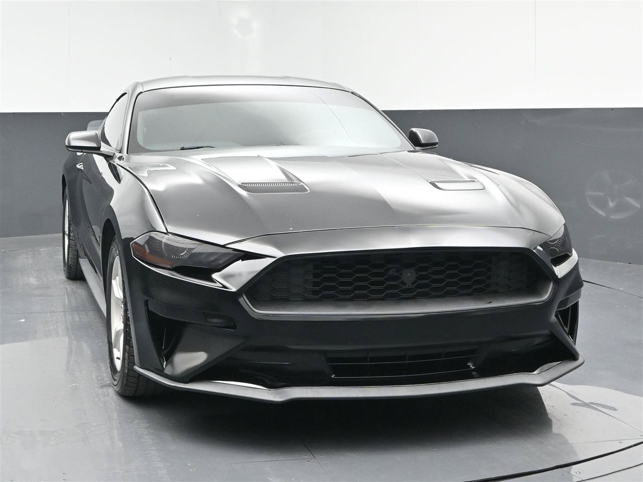 Used 2018 Ford Mustang Coupe RWD image 2