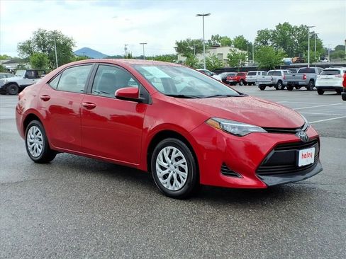Used 2018 Toyota Corolla LE FWD image 2