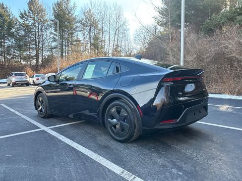 Used 2025 Toyota Prius LE image 3