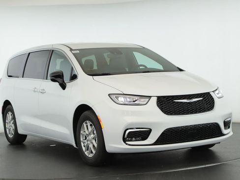 New 2026 Chrysler Pacifica Select image 1