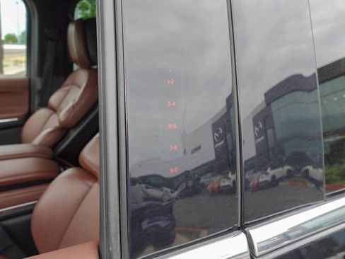 Used 2025 Lincoln Navigator Reserve AWD/4WD image 10