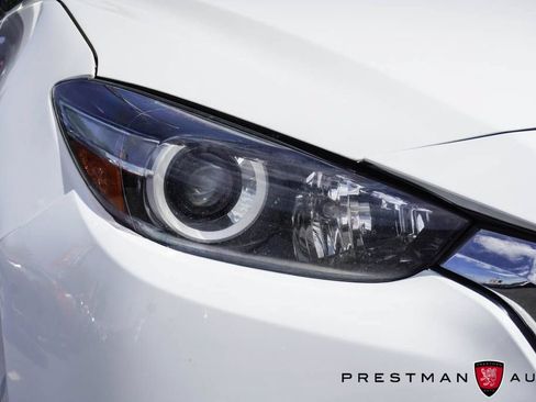 Used 2018 MAZDA MAZDA3 Touring FWD image 4