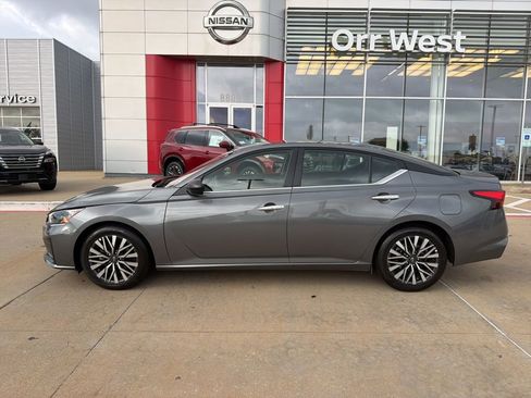 Used 2025 Nissan Altima 2.5 SV image 2