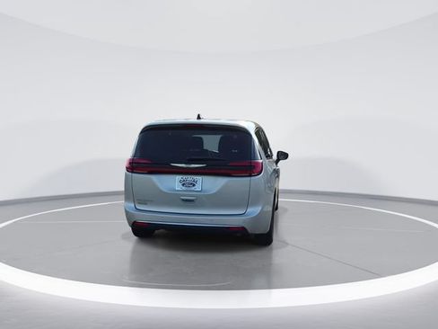 Used 2024 Chrysler Pacifica Touring-L FWD image 7