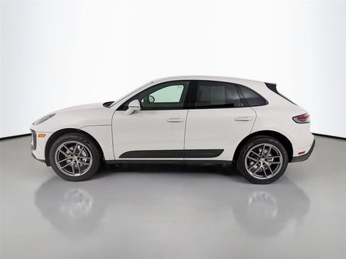 Certified 2025 Porsche Macan image 2