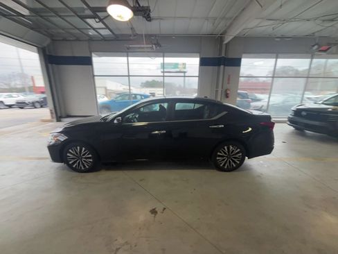 Used 2025 Nissan Altima 2.5 SV image 12