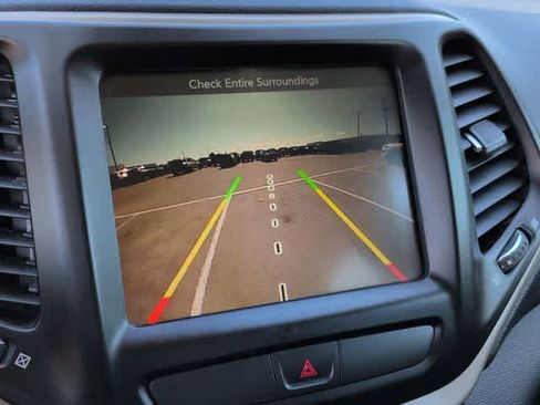 Used 2016 Jeep Cherokee Latitude FWD image 28