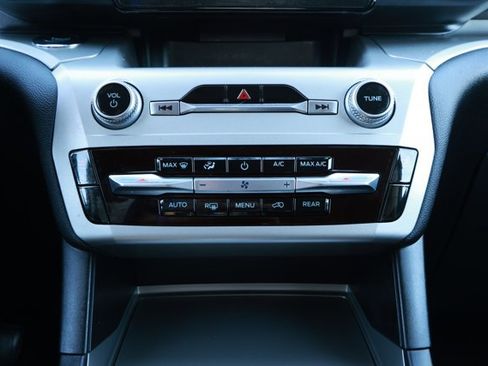 Used 2022 Ford Explorer XLT image 18