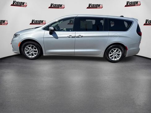 Used 2023 Chrysler Pacifica Touring-L FWD image 8