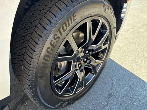 Used 2024 Chevrolet Suburban Premier image 36