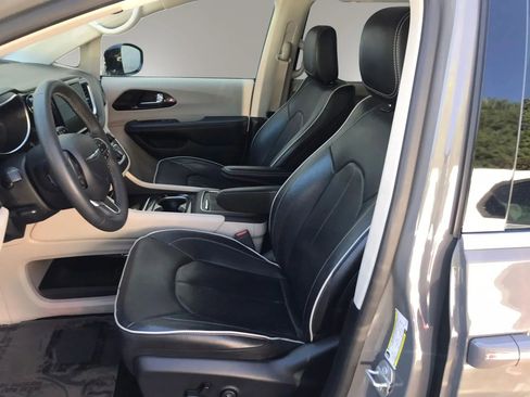 Used 2023 Chrysler Pacifica Limited FWD image 15