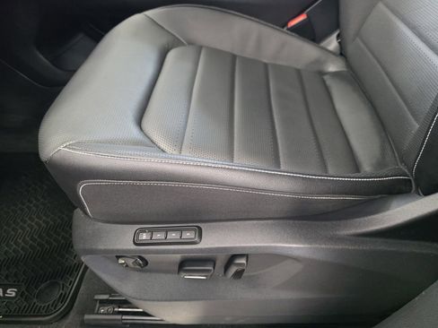 Used 2025 Volkswagen Atlas Cross Sport SEL R-Line AWD/4WD image 18
