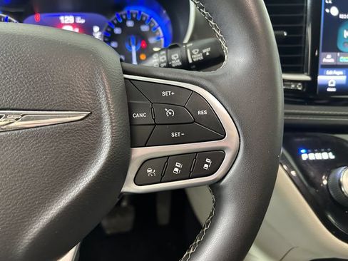 Used 2022 Chrysler Pacifica Touring-L AWD/4WD image 17