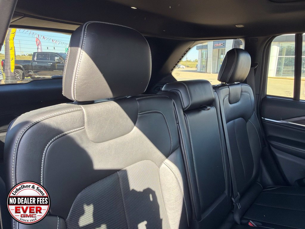 Used 2023 Jeep Grand Cherokee Overland w/ Luxury Tech Group IV AWD/4WD image 5