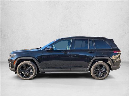 Used 2025 Jeep Grand Cherokee Limited w/ Luxury Tech Group II image 9