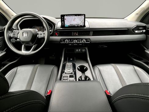Used 2025 Honda Pilot Touring image 7