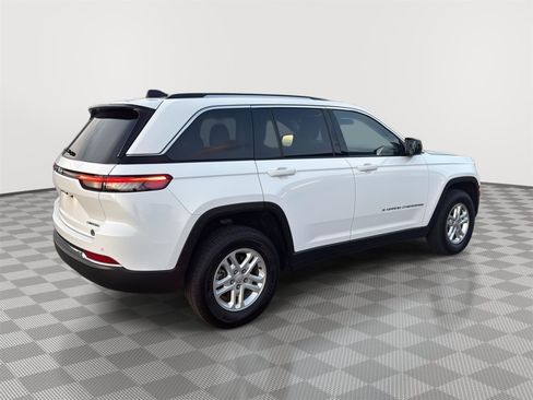 Used 2023 Jeep Grand Cherokee Laredo w/ Luxury Tech Group I AWD/4WD image 4