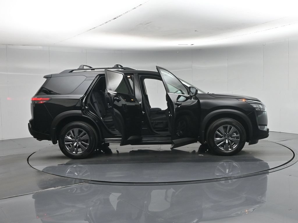 Used 2025 Nissan Pathfinder SV w/ SV Premium Package AWD/4WD image 4